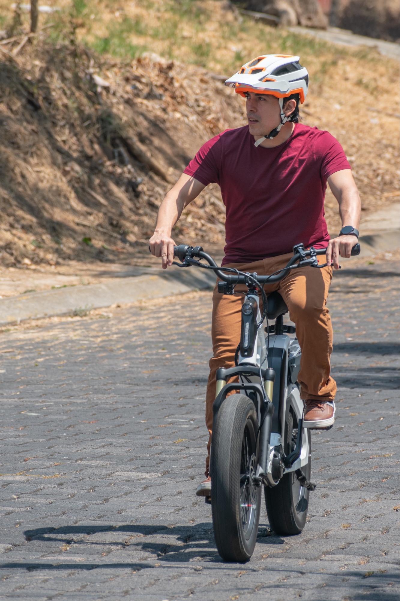 Tiener op een fatbike met helm