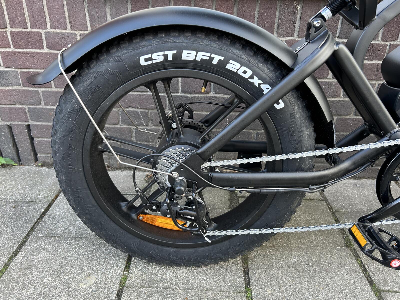 Close-up van de trapondersteuningsmotor van een fatbike