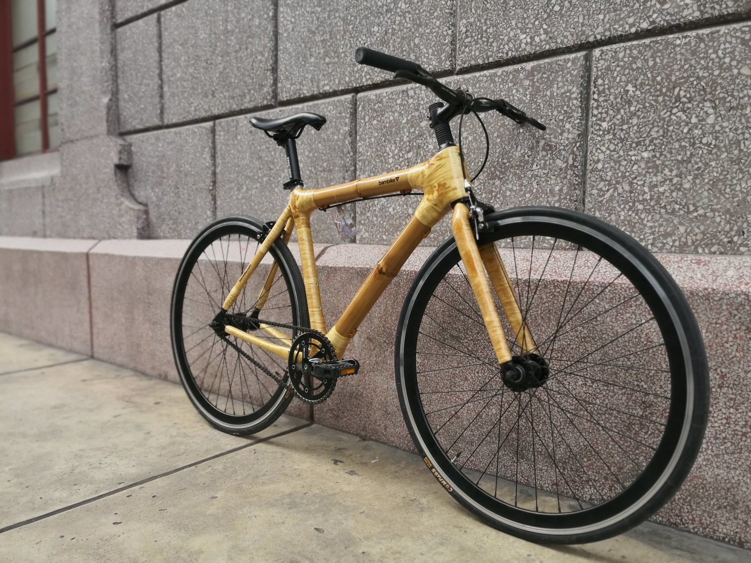 Een bamboo fiets van het merk Bambike
