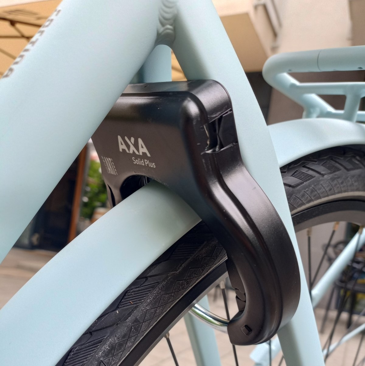Close-up van een ART-gecertificeerd AXA-frameslot op een Nederlandse fiets, Foto: Andrej Shadura, CC BY 4.0 (bewerkt)