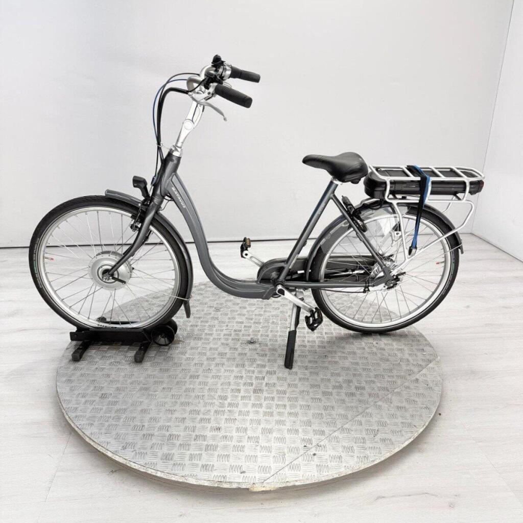 Tweedehands Batavus Entree e-go zijdelings gefotografeerd voor een advertentie