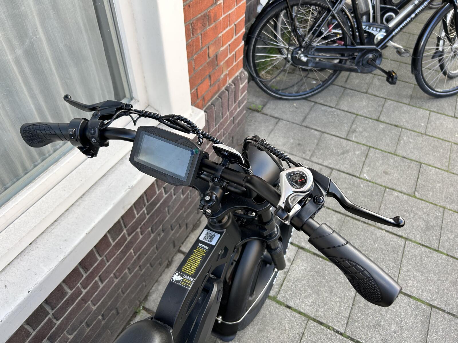 Close-up van de schijfrem en accu van een fatbike