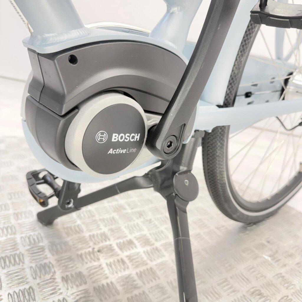 A Bosch mid-motor between the pedals of a used Cortina E-U4 Transport
