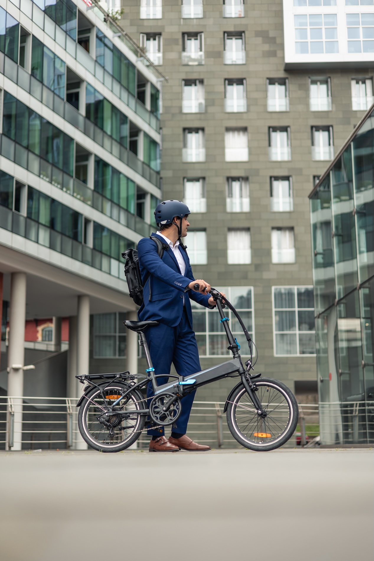 Speed-pedelecrijder met goedgekeurde bromfietshelm