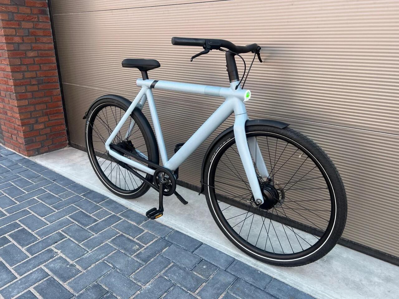 Een tweedehands VanMoof S3 in lichtblauw, met het matrixdisplay in de bovenbuis