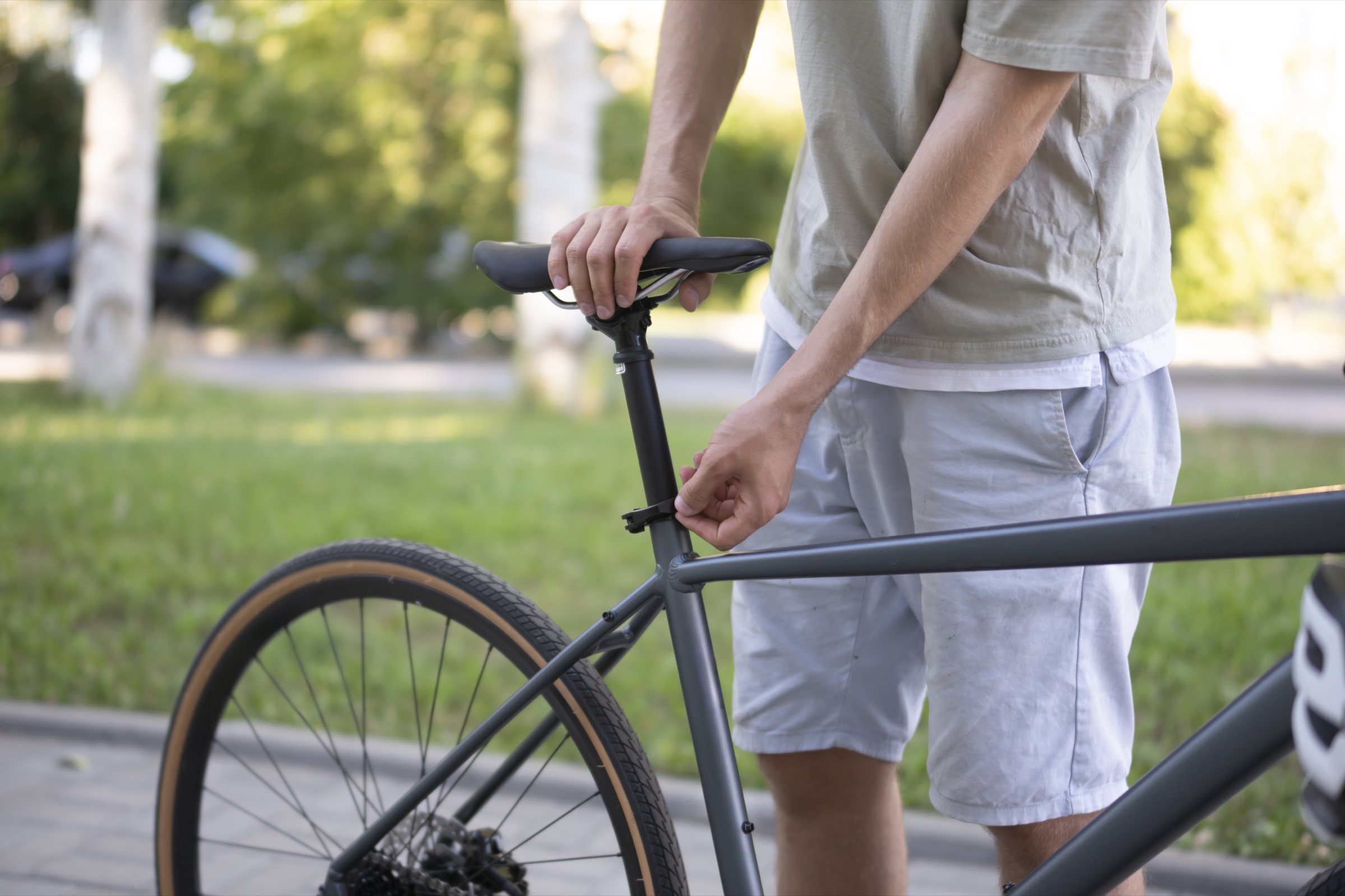 De zadelhoogte instellen, zodat je knie onderaan de trapbeweging licht gebogen blijft