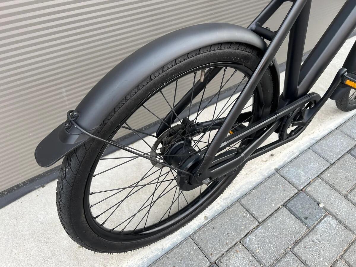Het Kick Lock naast de achternaaf van een tweedehands VanMoof X3