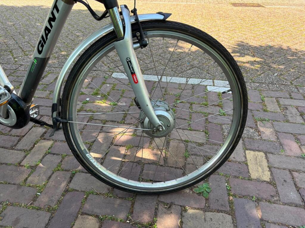 Voorwiel van een tweedehands Giant Twist met de motor in de naaf