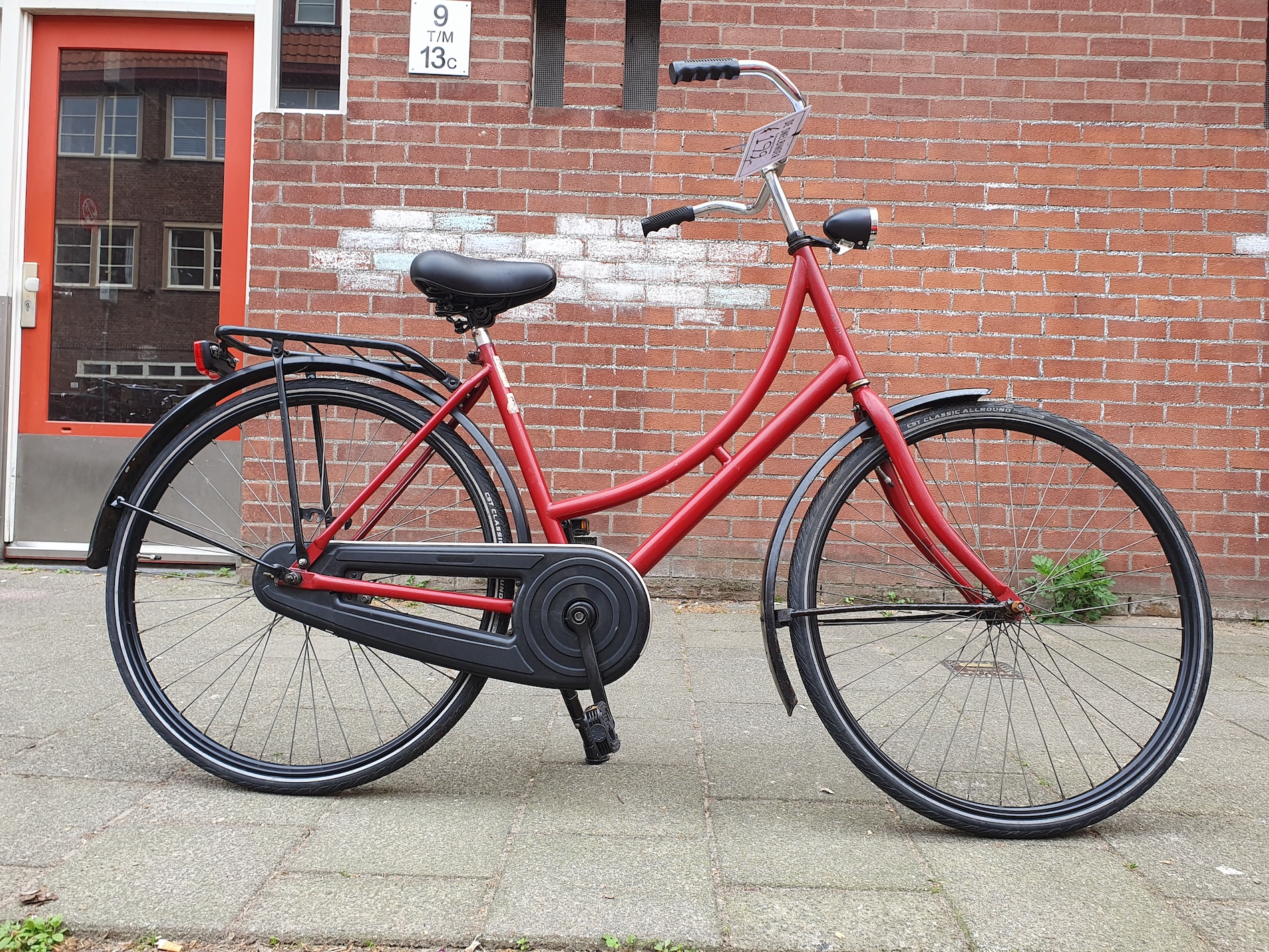 Rode dames omafiets met hoog stuur voor rechtop fietsen