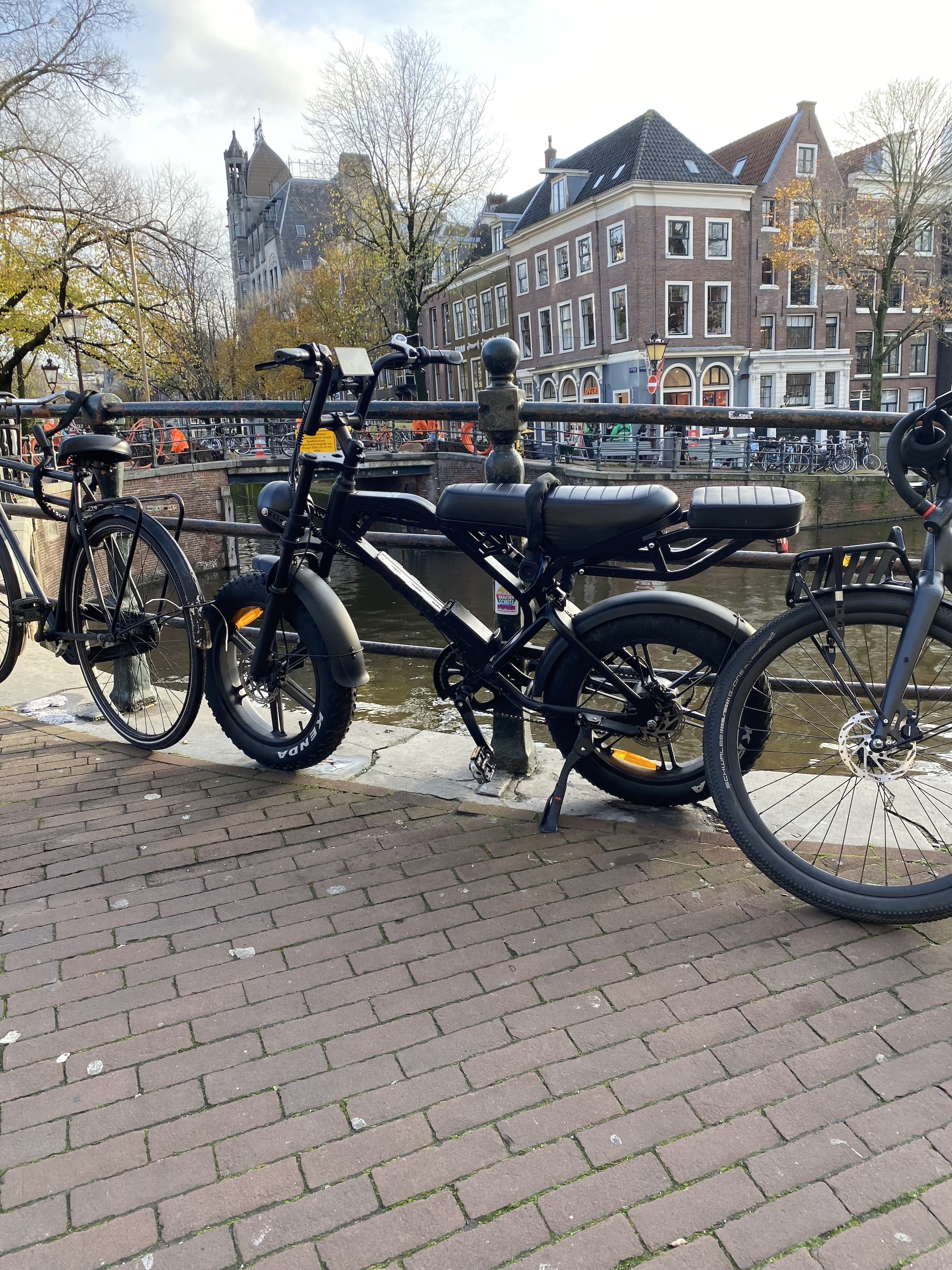 Zwarte fatbike op de Amsterdamse kasseien