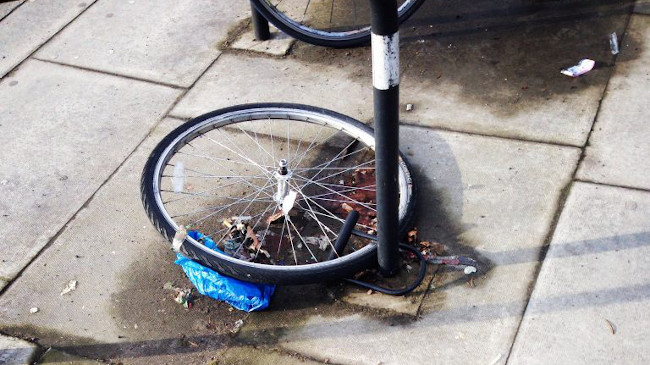 De natuurlijke staat van een fiets na 2 maanden in Amsterdam