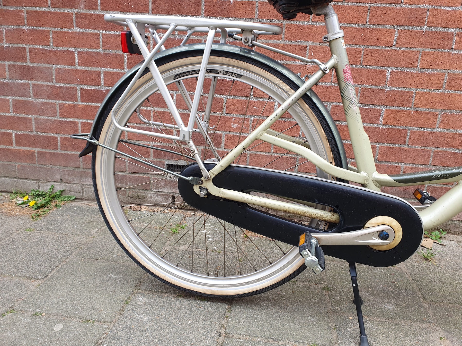 Close-up of an omafiets's fully enclosed chain guard